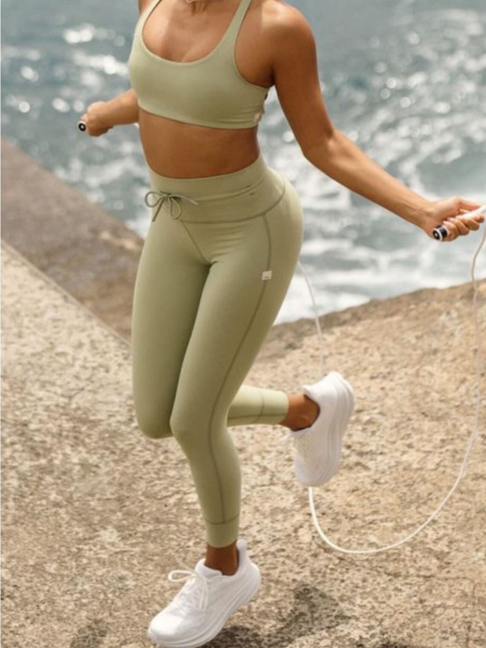 Vuori green sprout daily jogger NWT size large